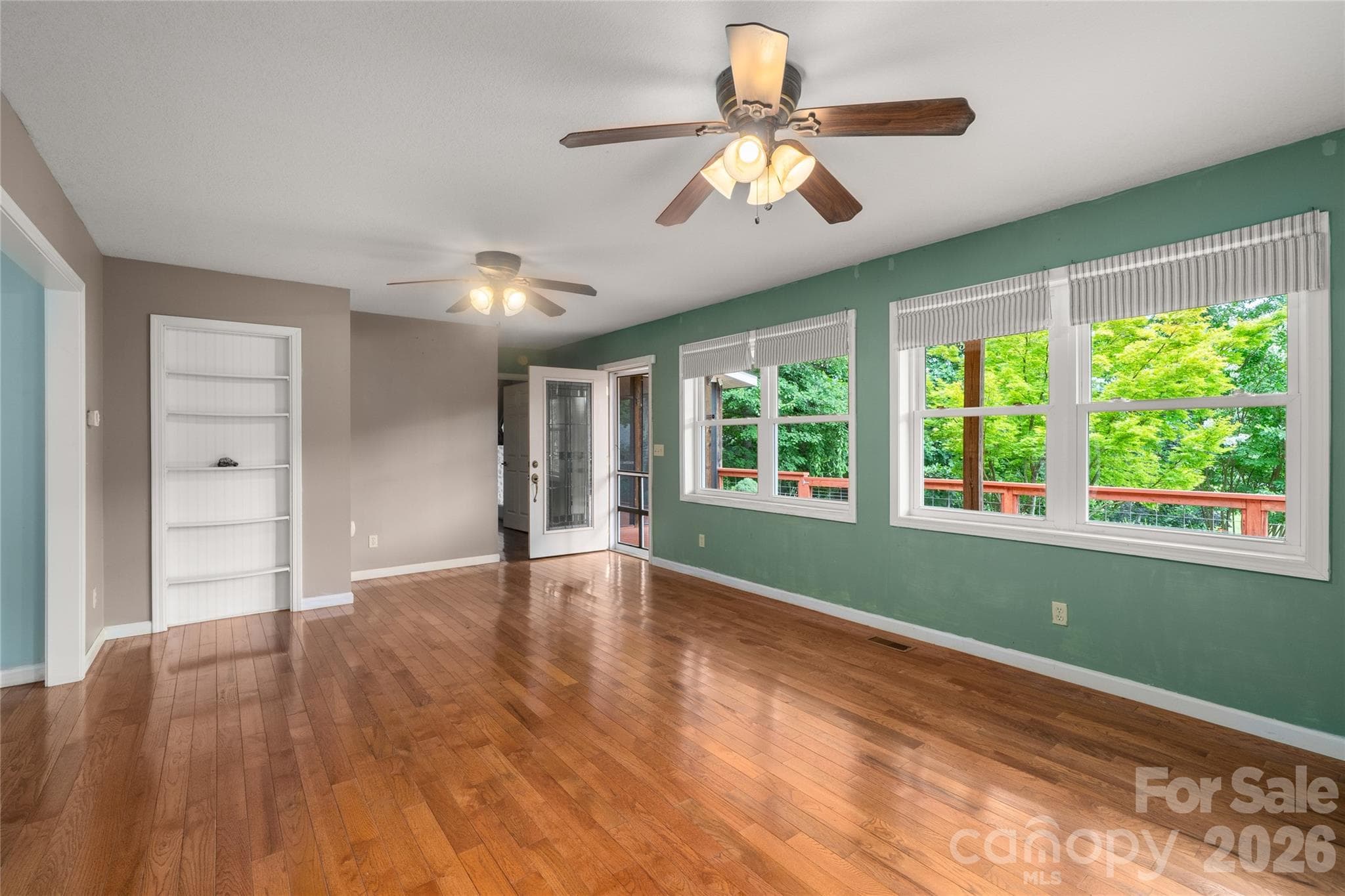 Living room with built in book shelf - Hendersonville