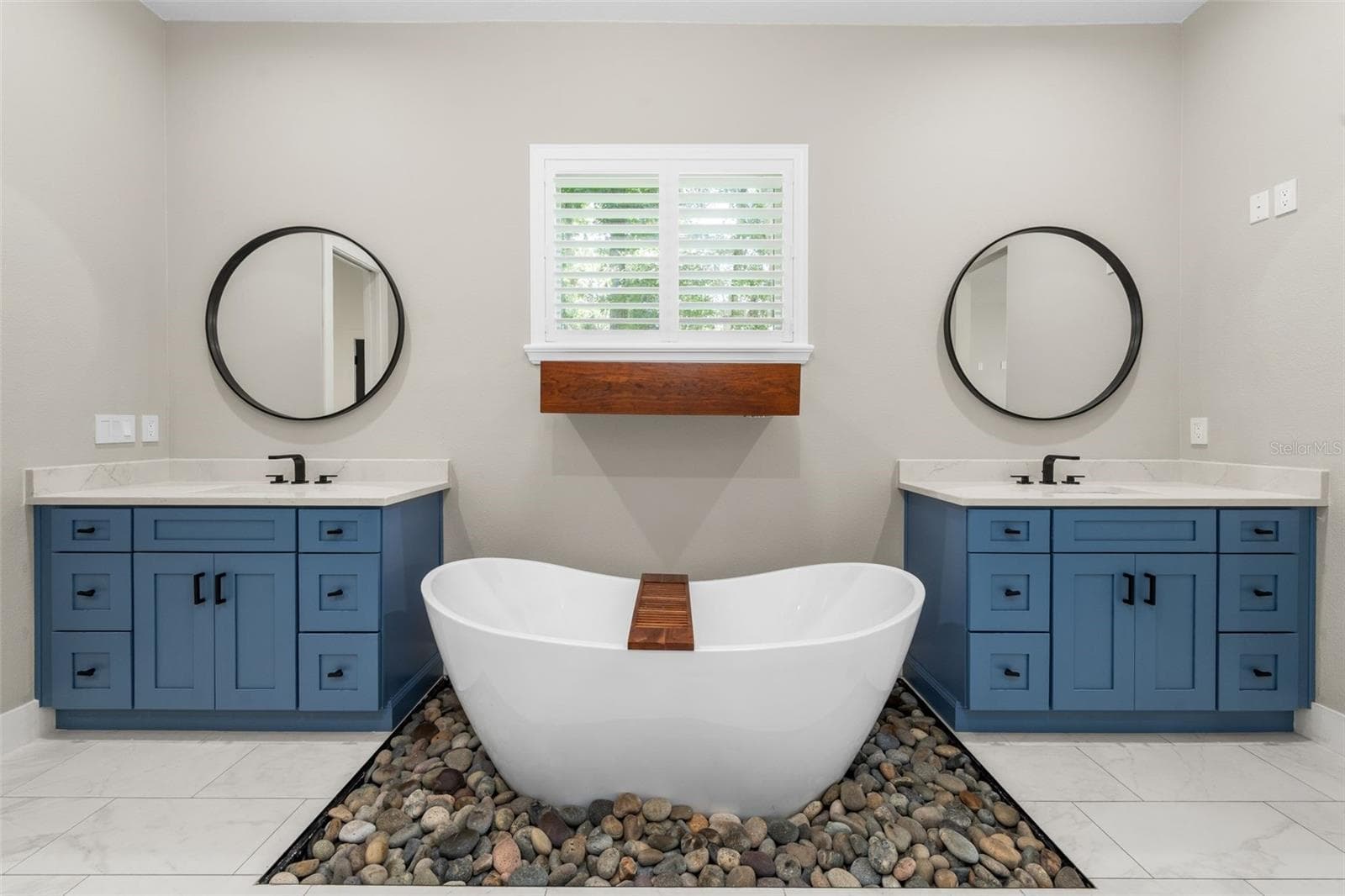 soaking tub in primary bath - 994 SW 37TH PLACE RD, OCALA