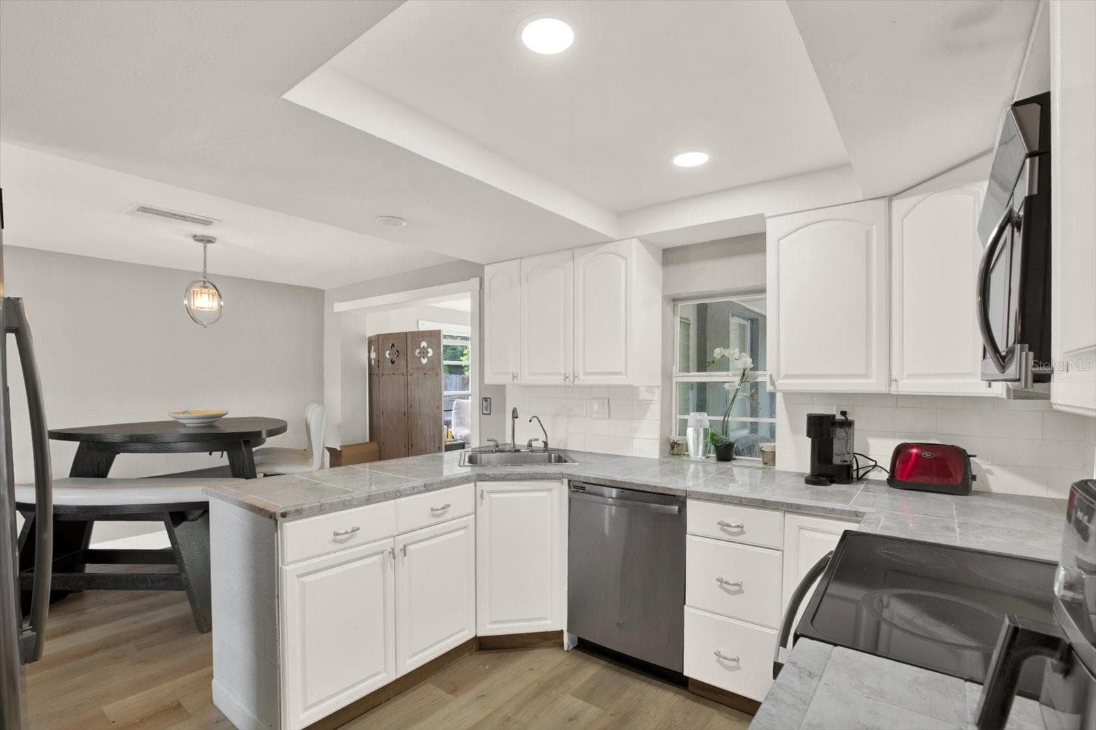 kitchen and dining space - 3920 BEACON SQUARE DR, HOLIDAY