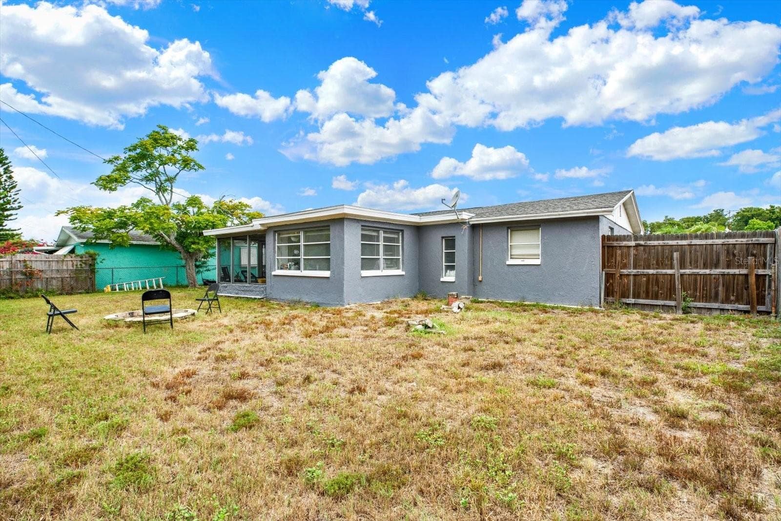 spacious backyard - 3920 BEACON SQUARE DR, HOLIDAY