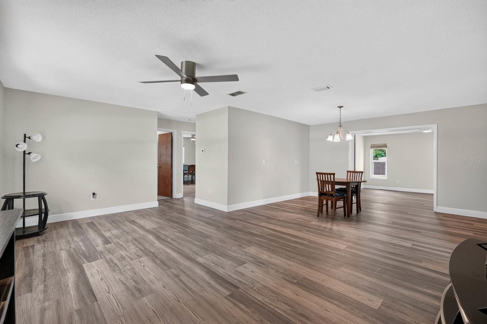 LIVING ROOM/DINING ROOM - 2205 JUNIPER DR, EDGEWATER