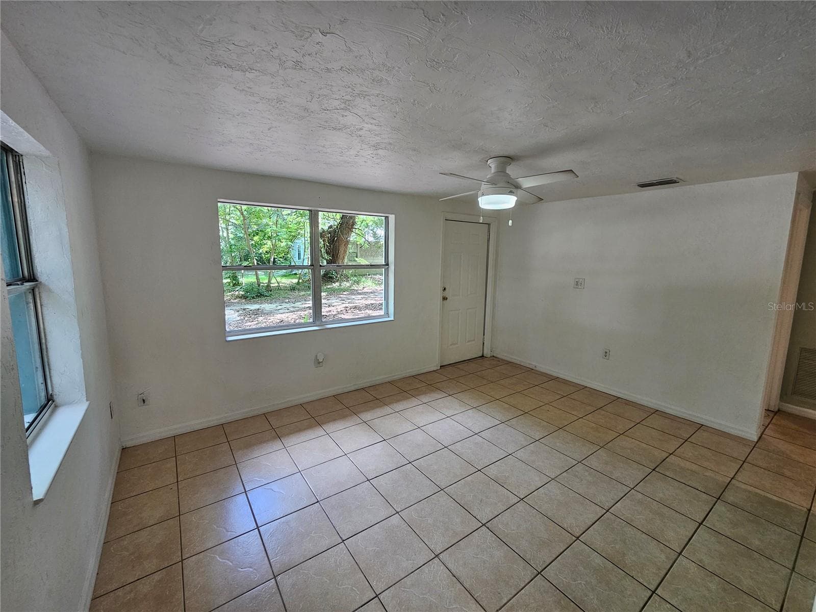 Living Room - 1146 NE 2ND PL, WILLISTON