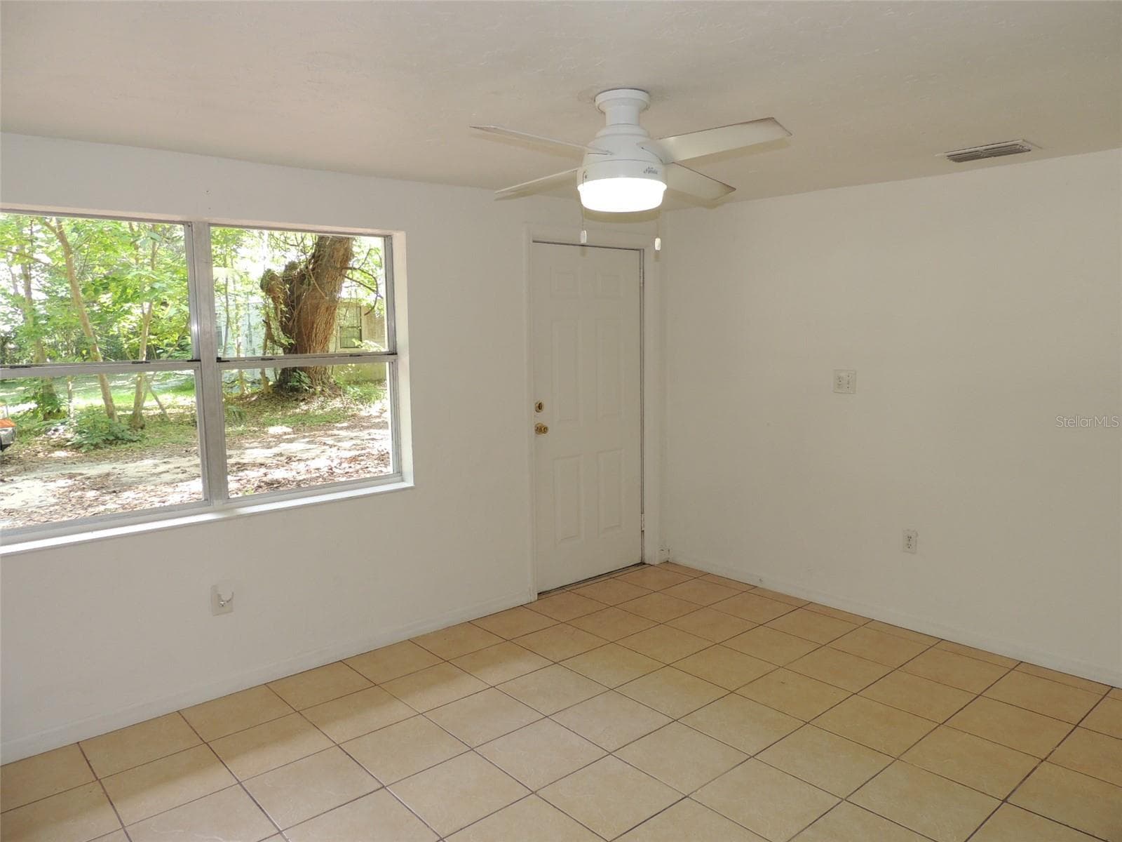 Living Room - 1146 NE 2ND PL, WILLISTON