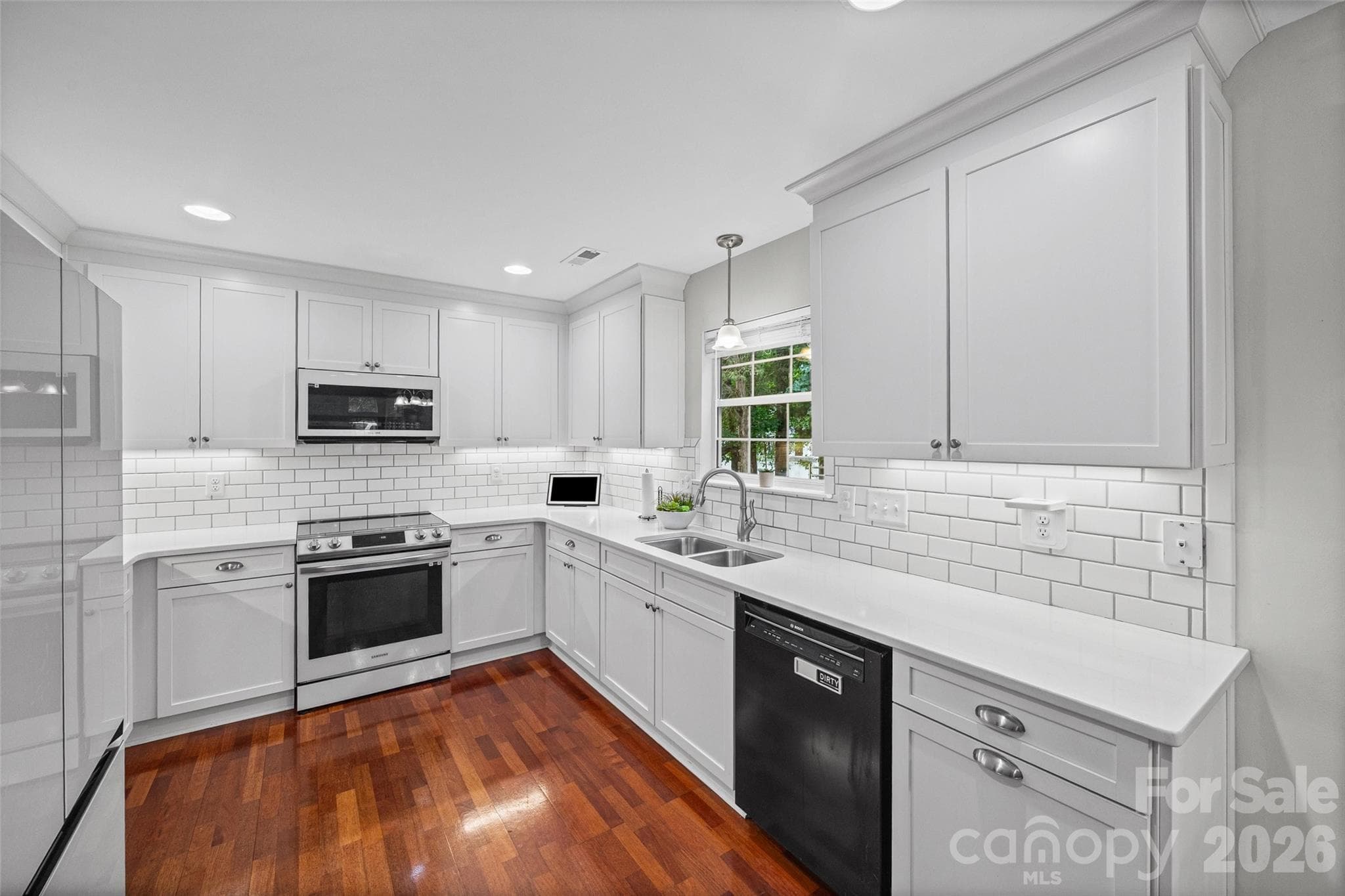 Enjoy cooking in this gorgeous updated kitchen! - Indian Trail
