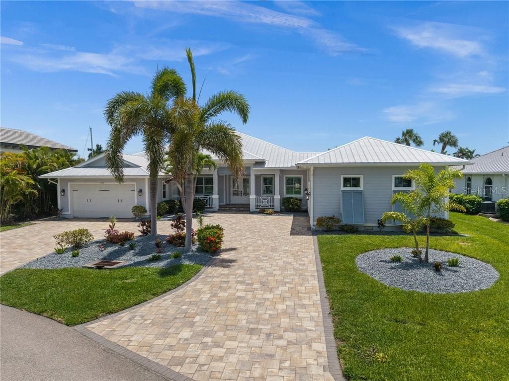 Lots of pavers from the front to the back - 105 SW 52ND ST, CAPE CORAL