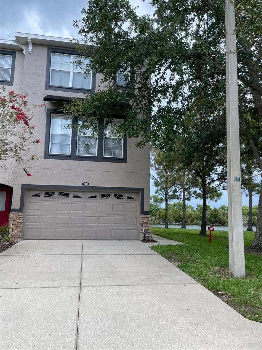 2401 LEXINGTON OAK DR