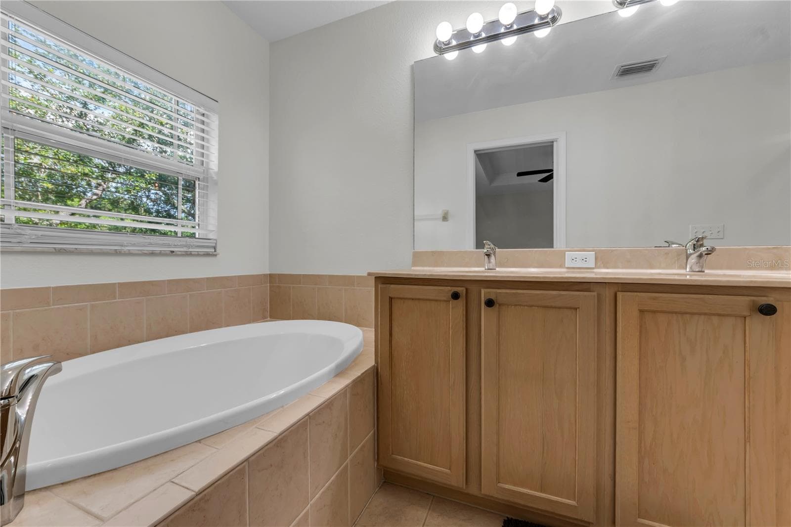 HIS AND HERS SINKS AND GARDEN TUB - 1421 RIDGE TER, TARPON SPRINGS