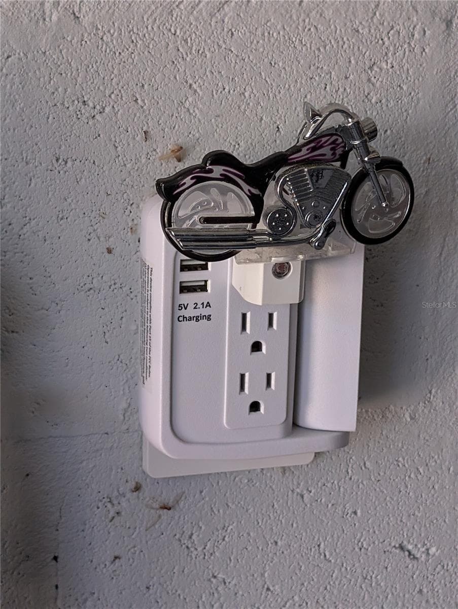 garage outlet - 5832 NW 63RD PL, OCALA