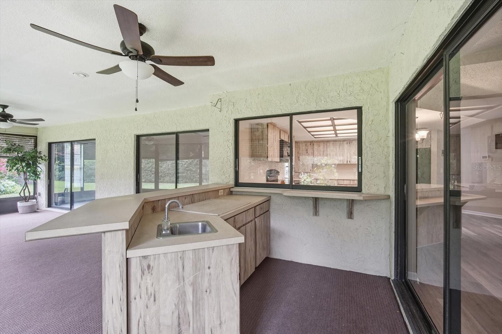 Massive outdoor covered, screened lanai with outdoor kitchen and ceiling fans - 1405 LAUREL CT, PLANT CITY