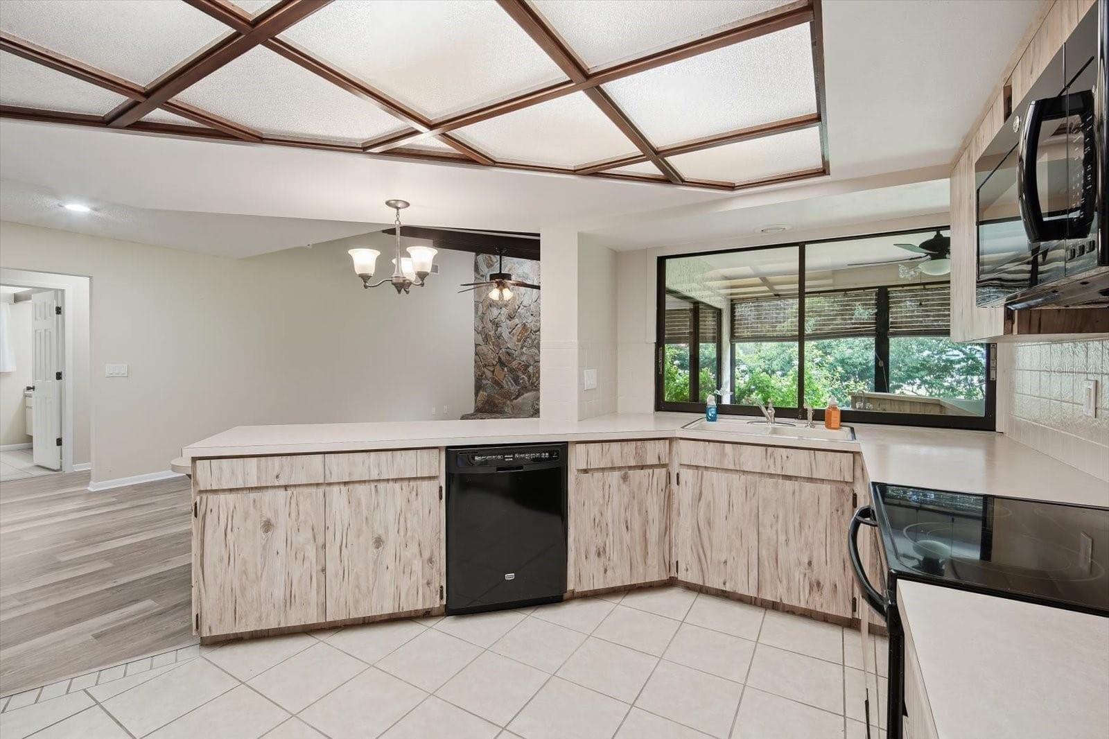 Spacious kitchen with newer appliances and ample storage - 1405 LAUREL CT, PLANT CITY