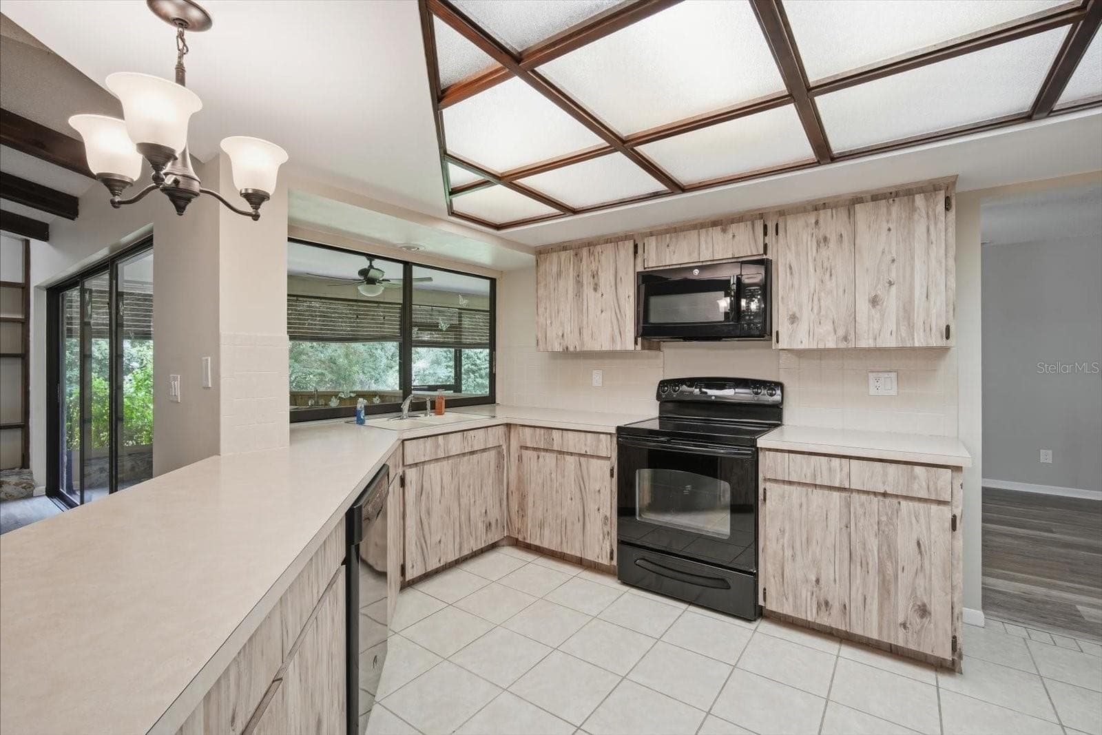 Spacious kitchen with newer appliances and ample storage - 1405 LAUREL CT, PLANT CITY
