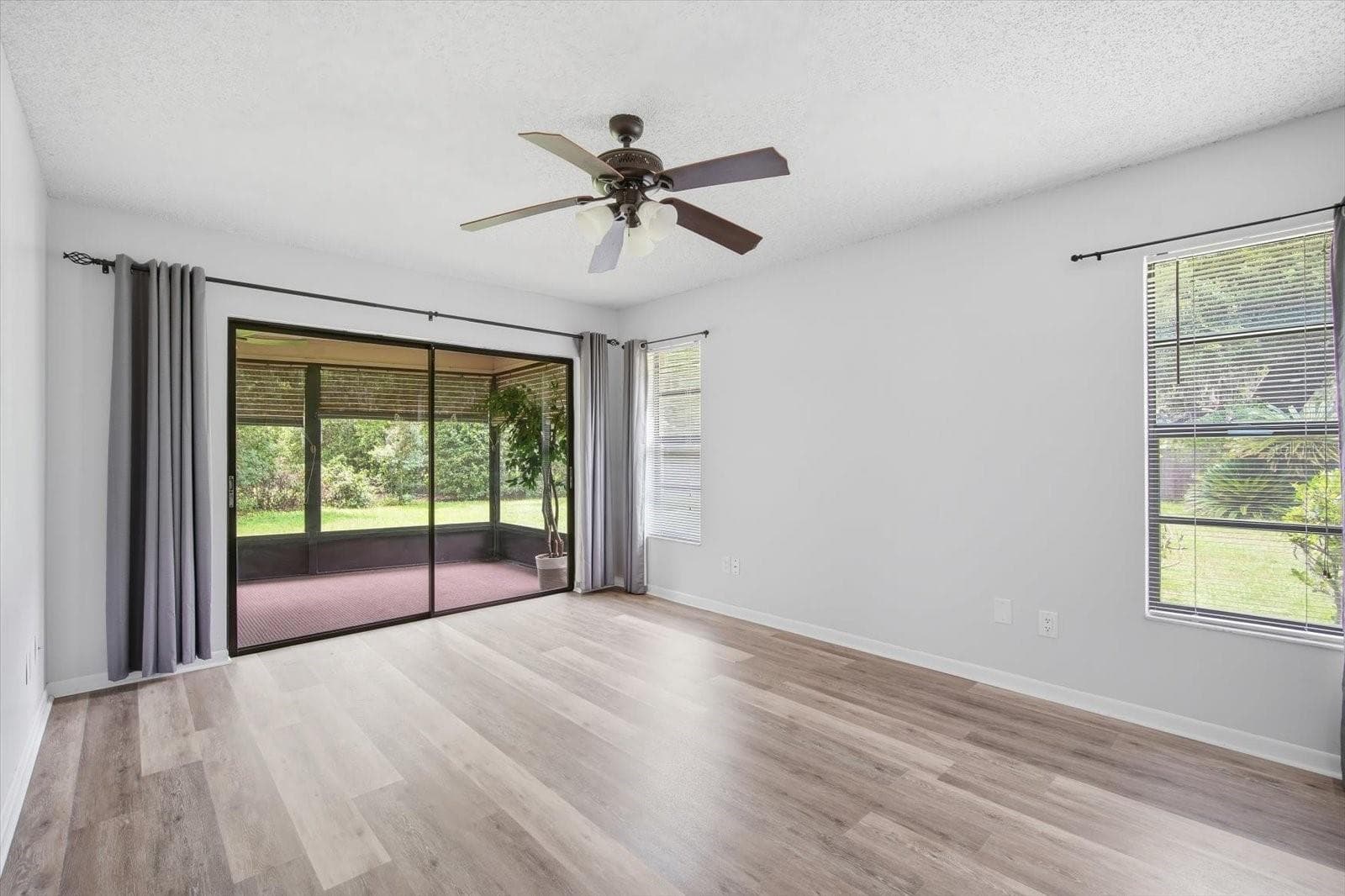 Primary Bedroom with Sliding Glass Doors to Lanai - 1405 LAUREL CT, PLANT CITY