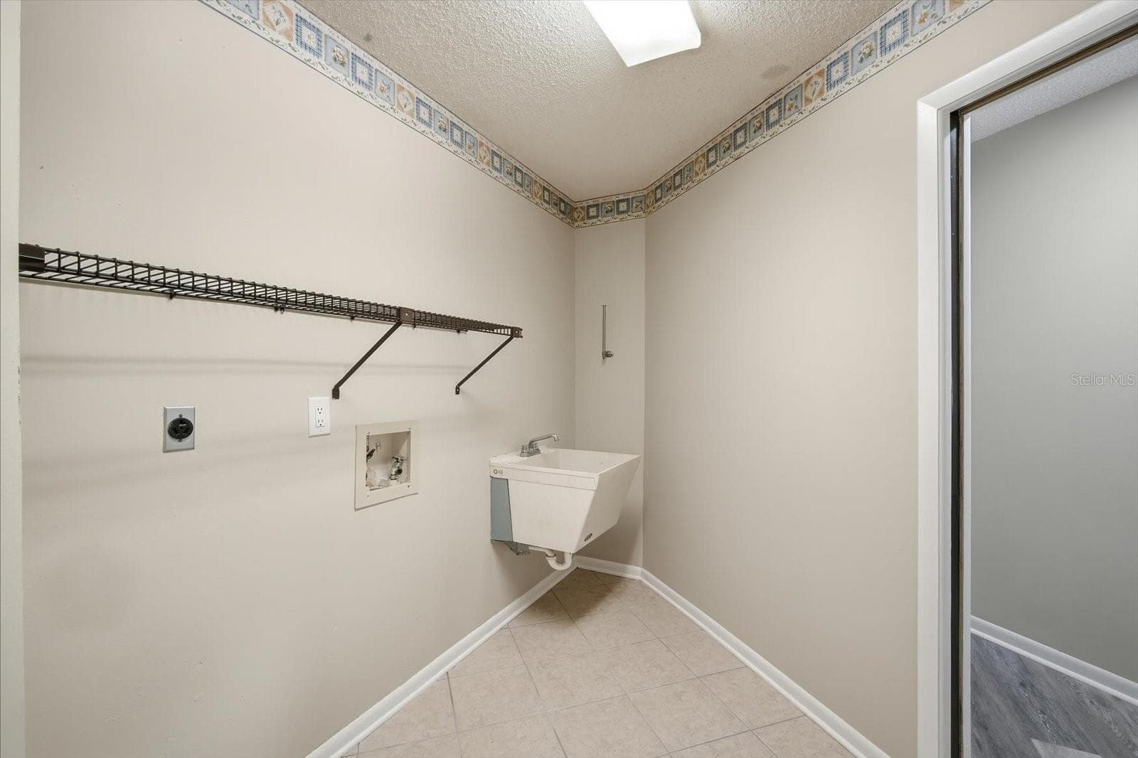 Spacious Indoor Laundry Room - 1405 LAUREL CT, PLANT CITY