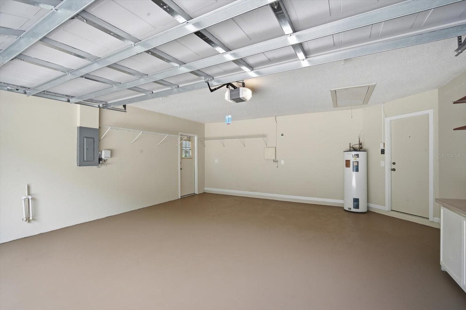 2 Car Garage with Freshly Painted Floor - 1405 LAUREL CT, PLANT CITY