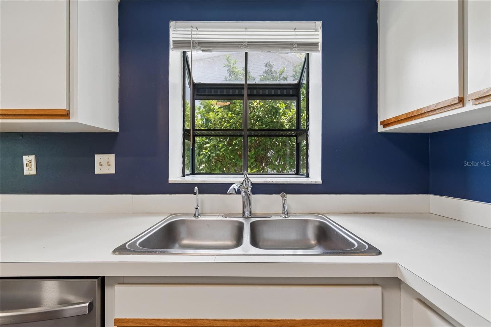 Kitchen Sink & Garden Window - 11800 PARK BLVD #401, SEMINOLE