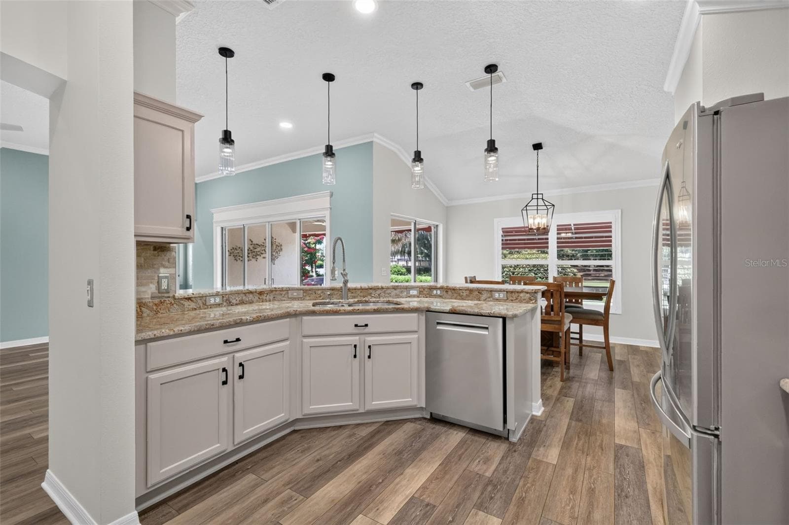 Kitchen and Dining Room - 522 LOMA PASEO DR, THE VILLAGES
