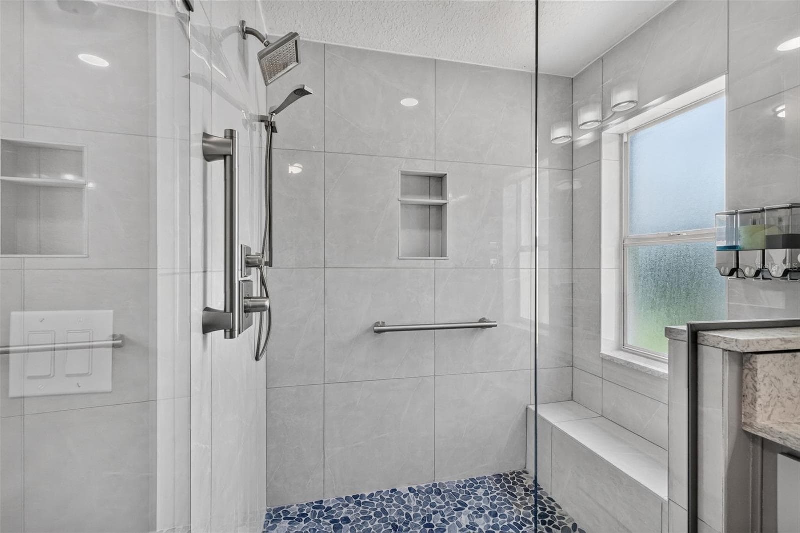 Primary Bathroom - 522 LOMA PASEO DR, THE VILLAGES