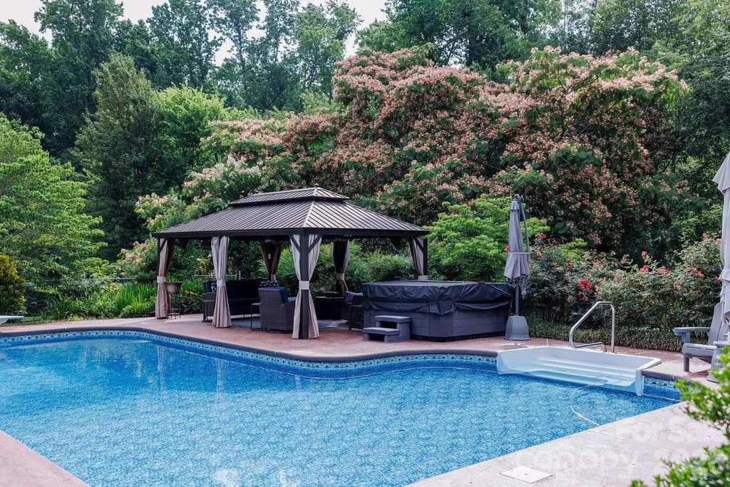 Relax pool and hot tub - Kings Mountain