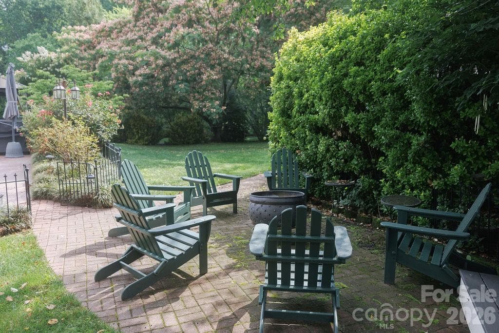 Inviting fire pit and sitting area - Kings Mountain