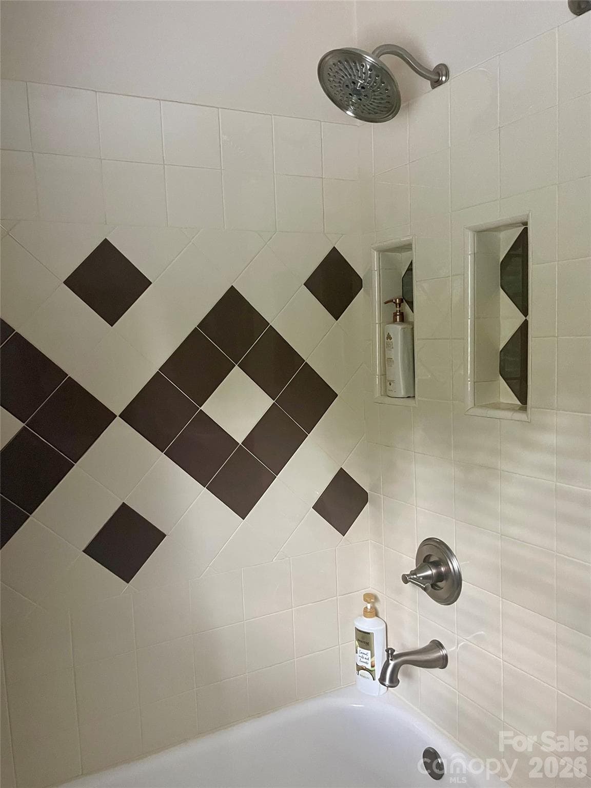 Bath 2 Tub surrounded with decorative tile and insets - Kings Mountain