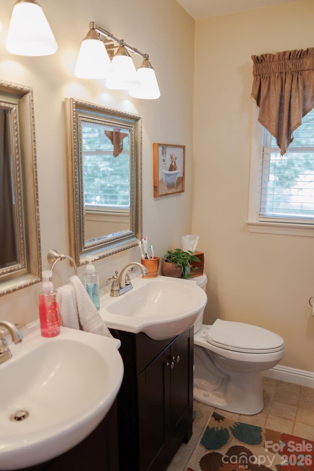 Bathroom 2 with two sinks - Kings Mountain