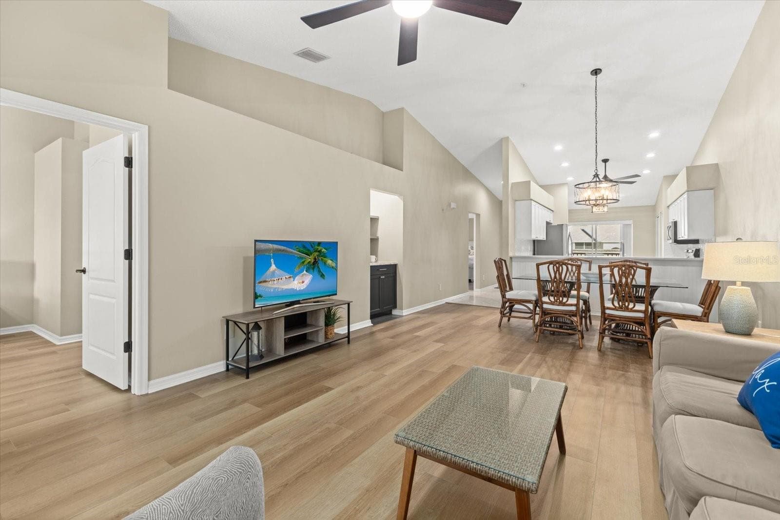 VAULTED CEILING GREAT ROOM - 9550 HIGH GATE DR #1525, SARASOTA
