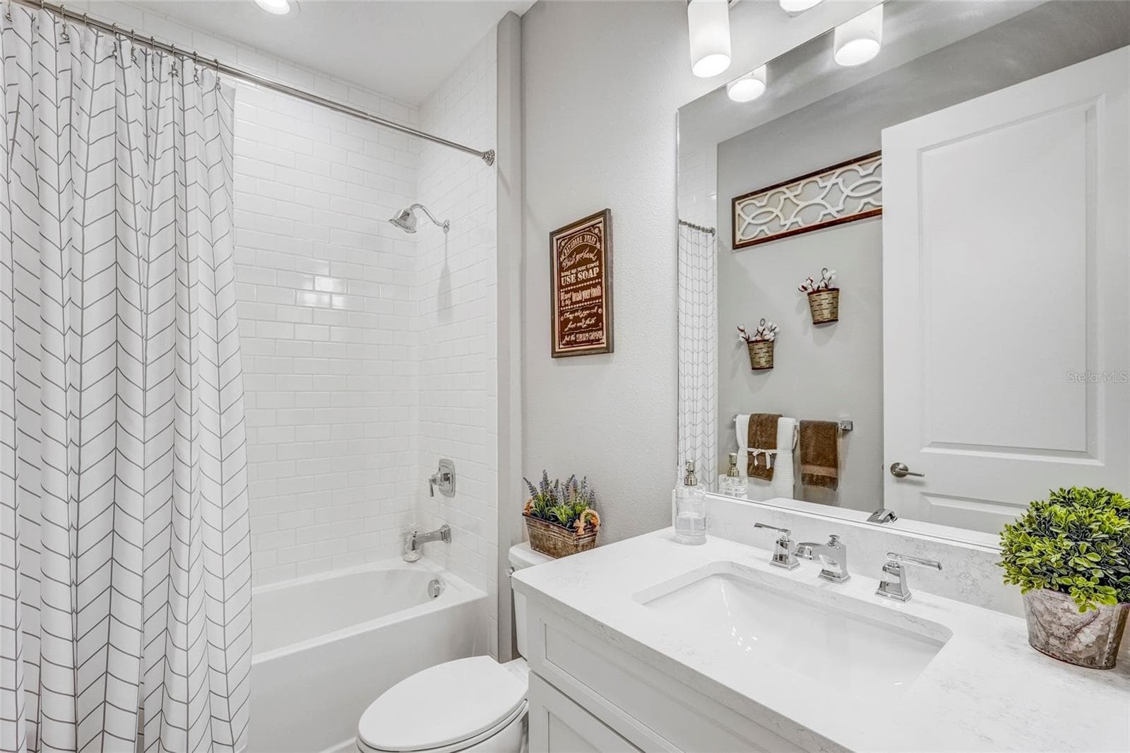 Updated 2nd full bath with Tile Shower - 10233 LAKE WALES CIR, SARASOTA