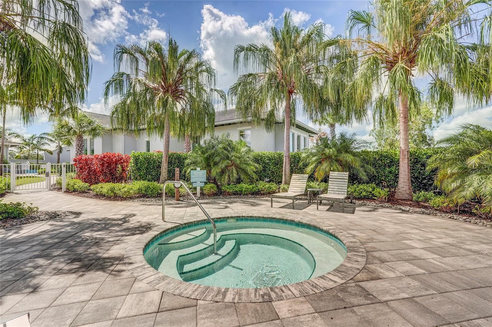 Large Heated Hot Tub - 10233 LAKE WALES CIR, SARASOTA