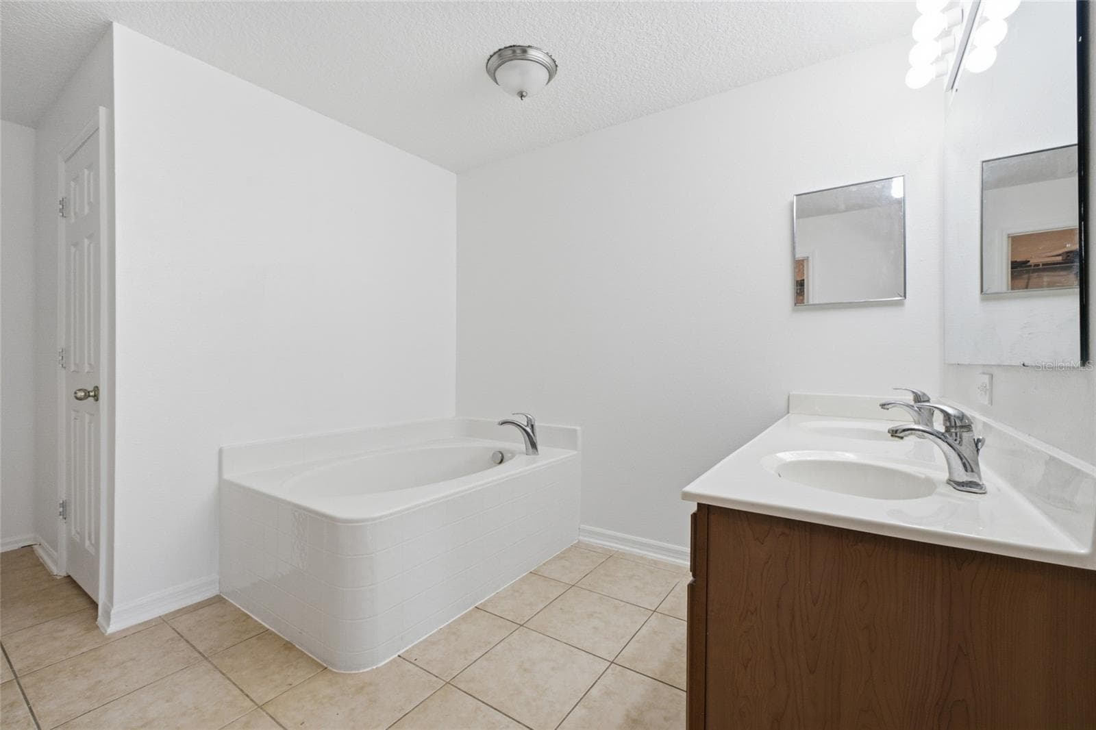 Primary upstairs bathroom - 516 CADIZ DR, GROVELAND