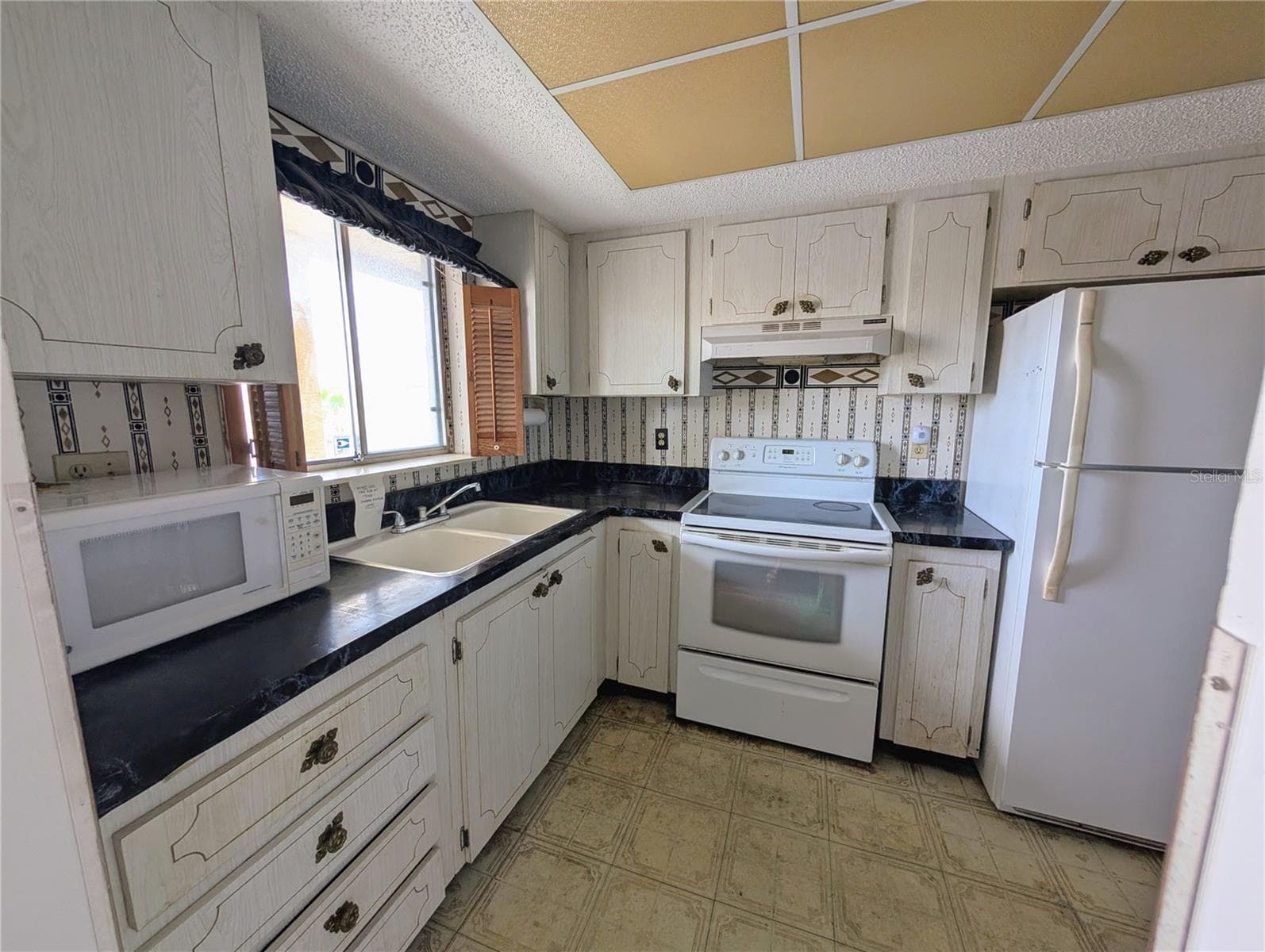 Kitchen - 3714 LAKE BAYSHORE DR #K-418, BRADENTON