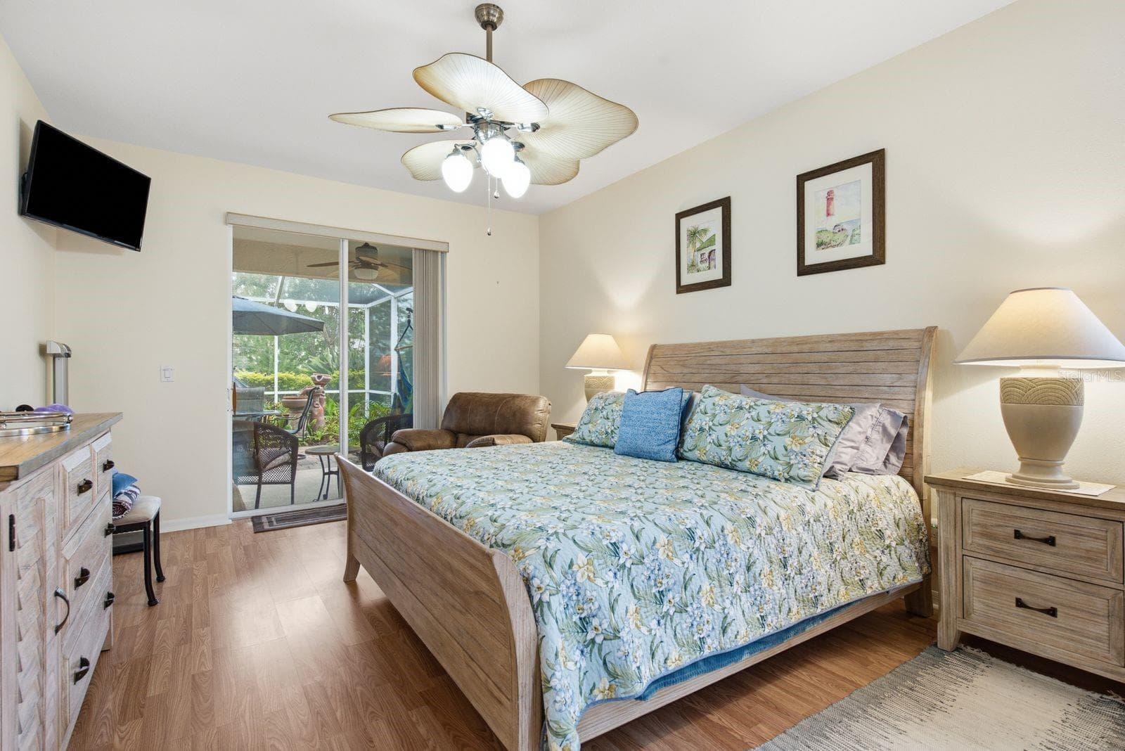 Primary bedroom with sliders to screened enclosure - 4882 W BREEZE CIR, PALM HARBOR