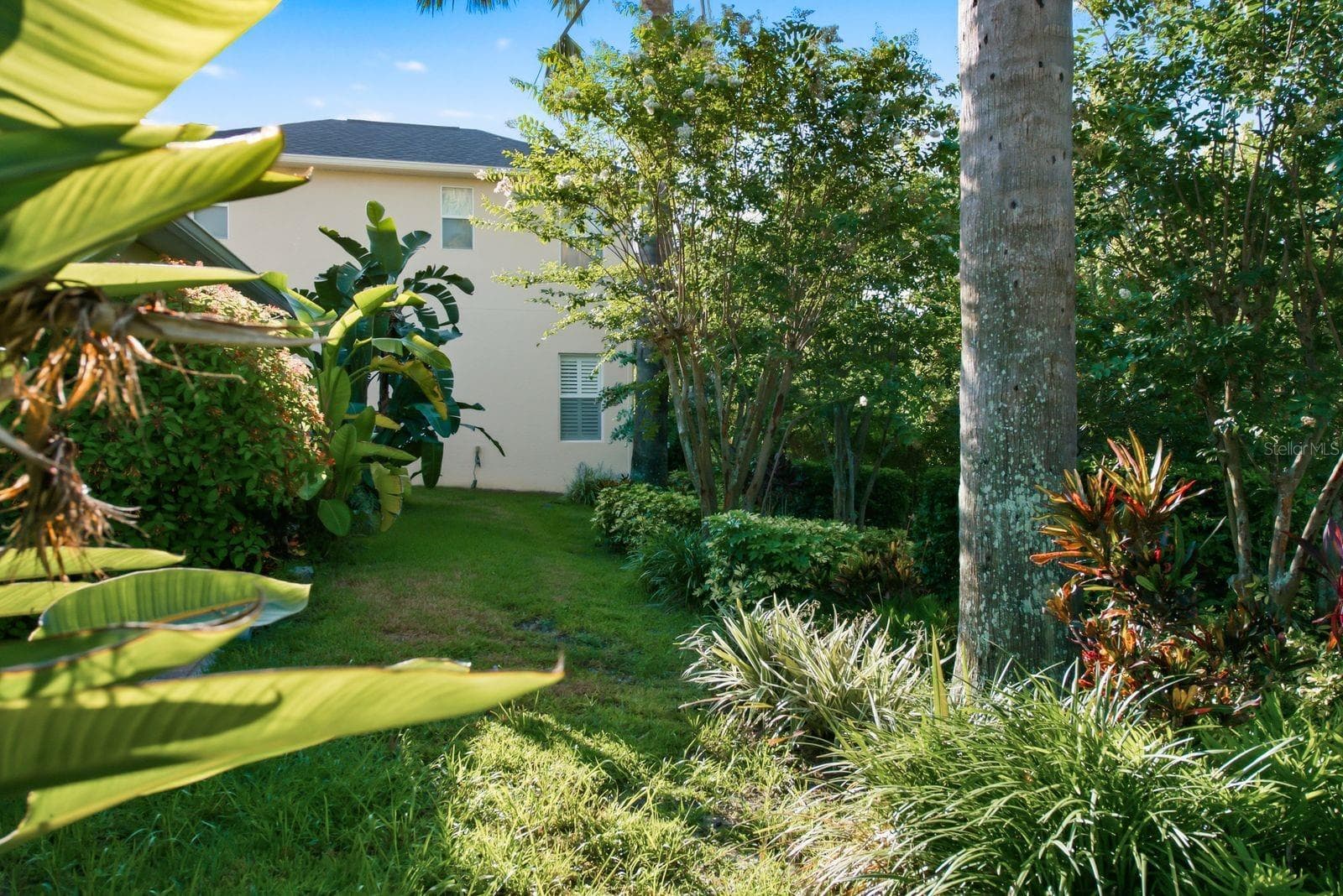 Lush landscaping - 4882 W BREEZE CIR, PALM HARBOR