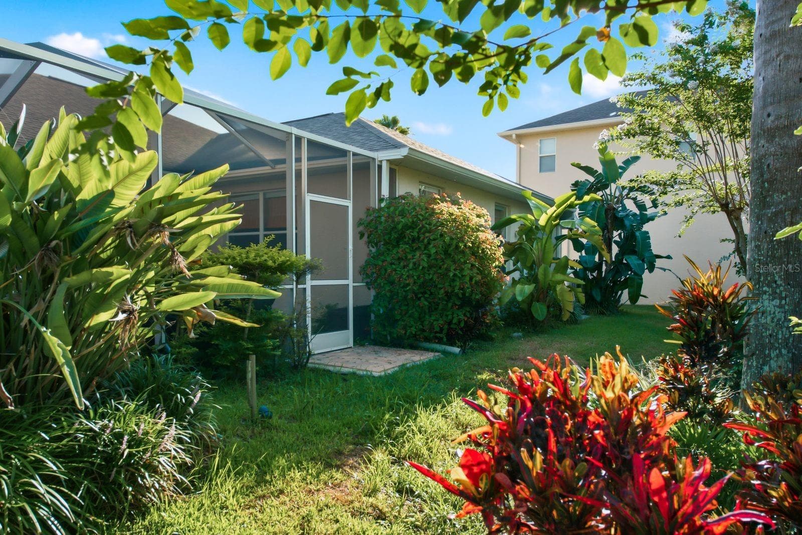 Lush landscaping - 4882 W BREEZE CIR, PALM HARBOR
