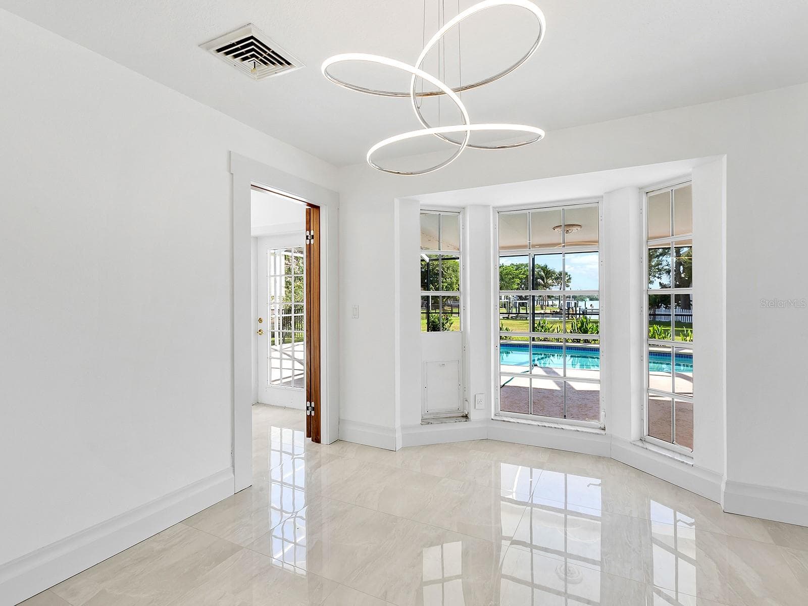 Dining Bay Window to pool - 396 BAYSHORE DR, VENICE