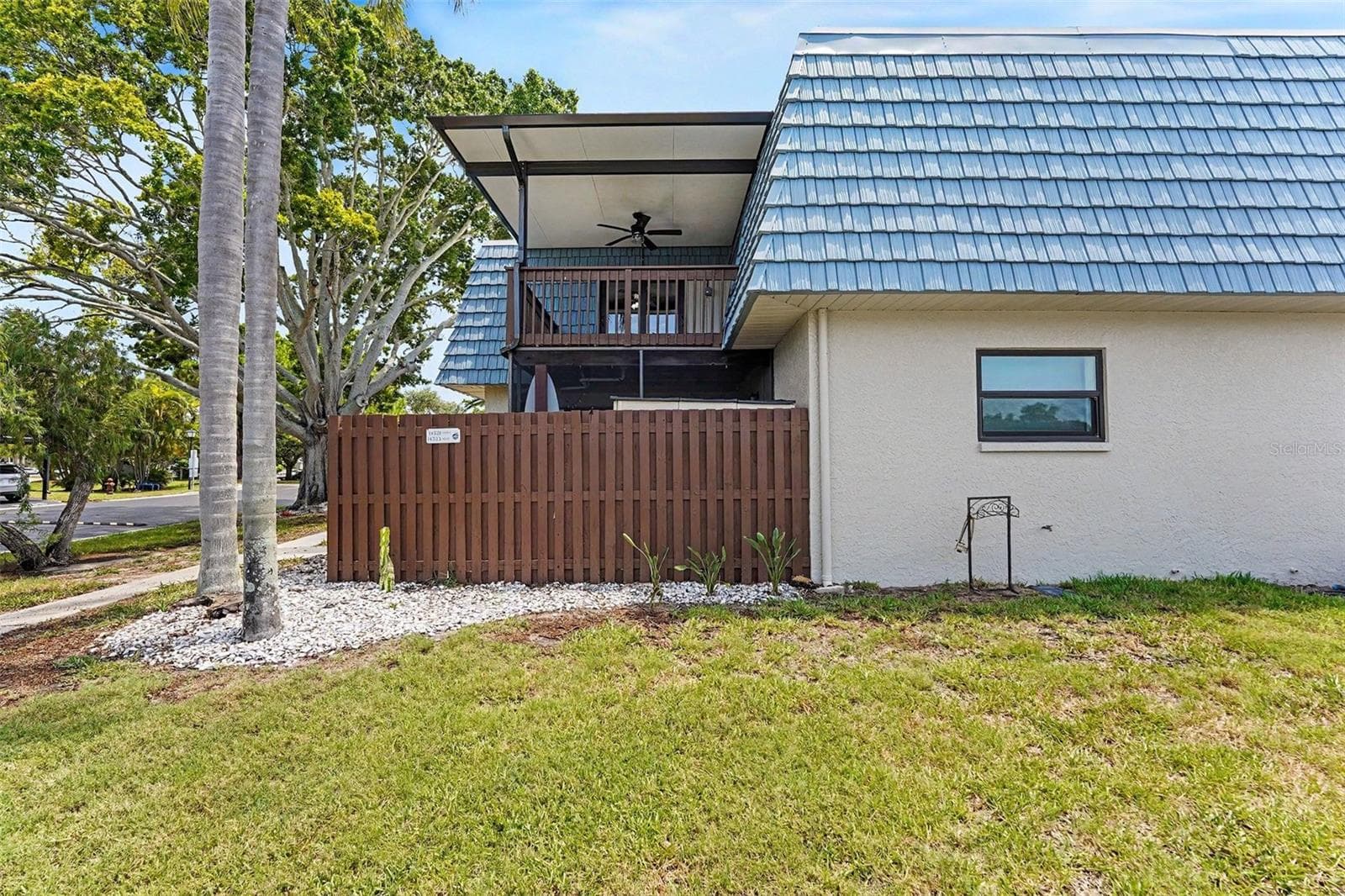 Corner end unit - 14521 CATALINA CIR, SEMINOLE