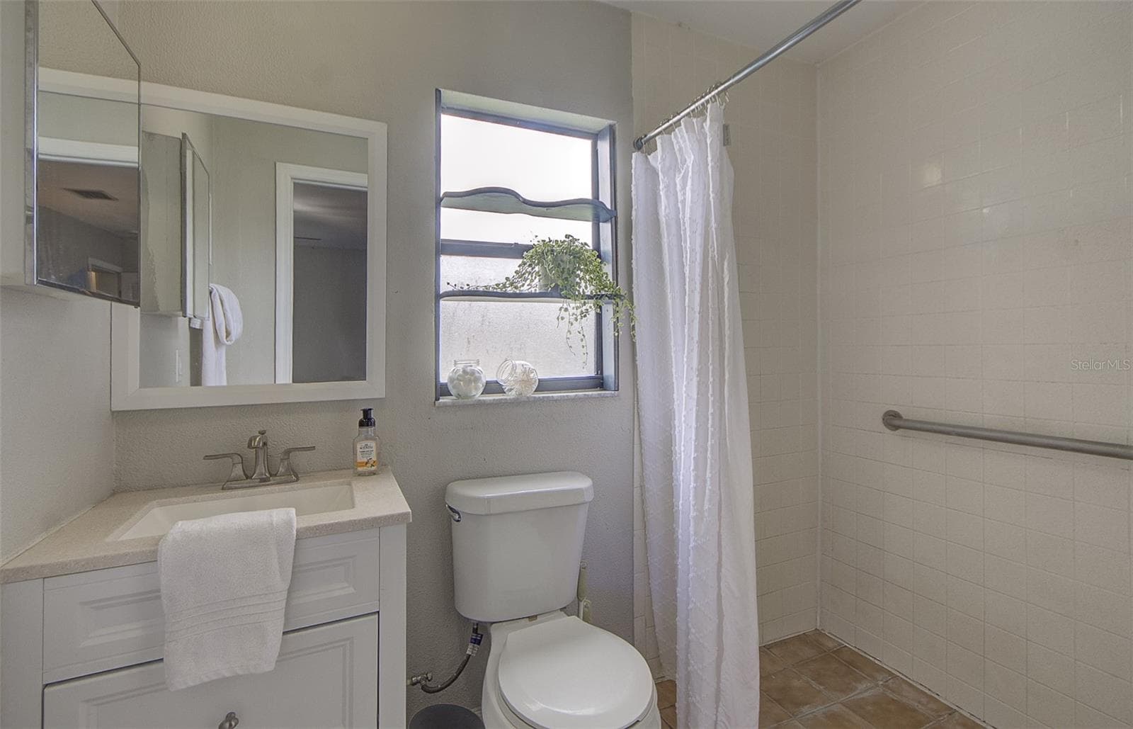 Bathroom 2 (Suite 2) - 13222 PINE CREEK CIR, RIVERVIEW