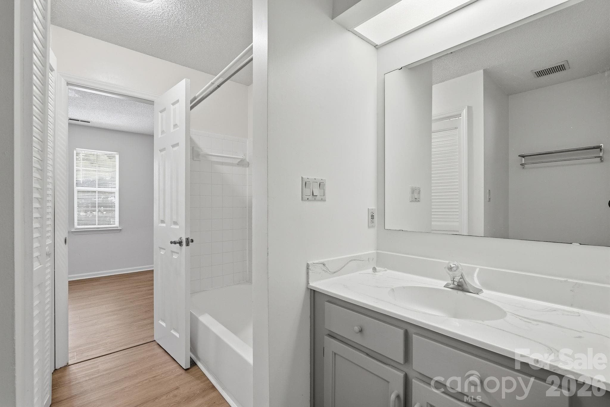 Full Bathroom - 2954 Iron Gate Lane, Charlotte