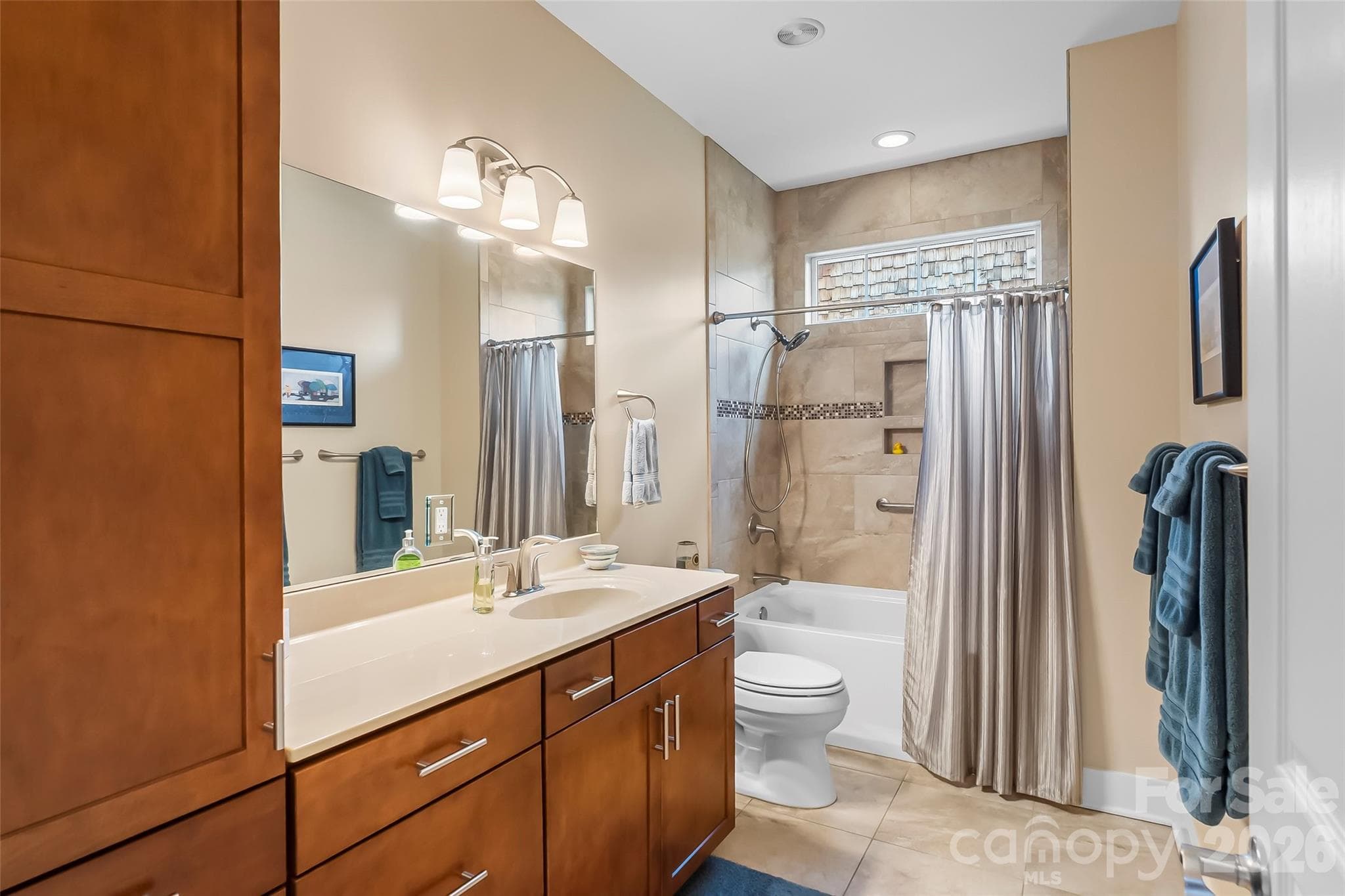 Spacious full hall bathroom - 15 Craftsman View Drive, Asheville