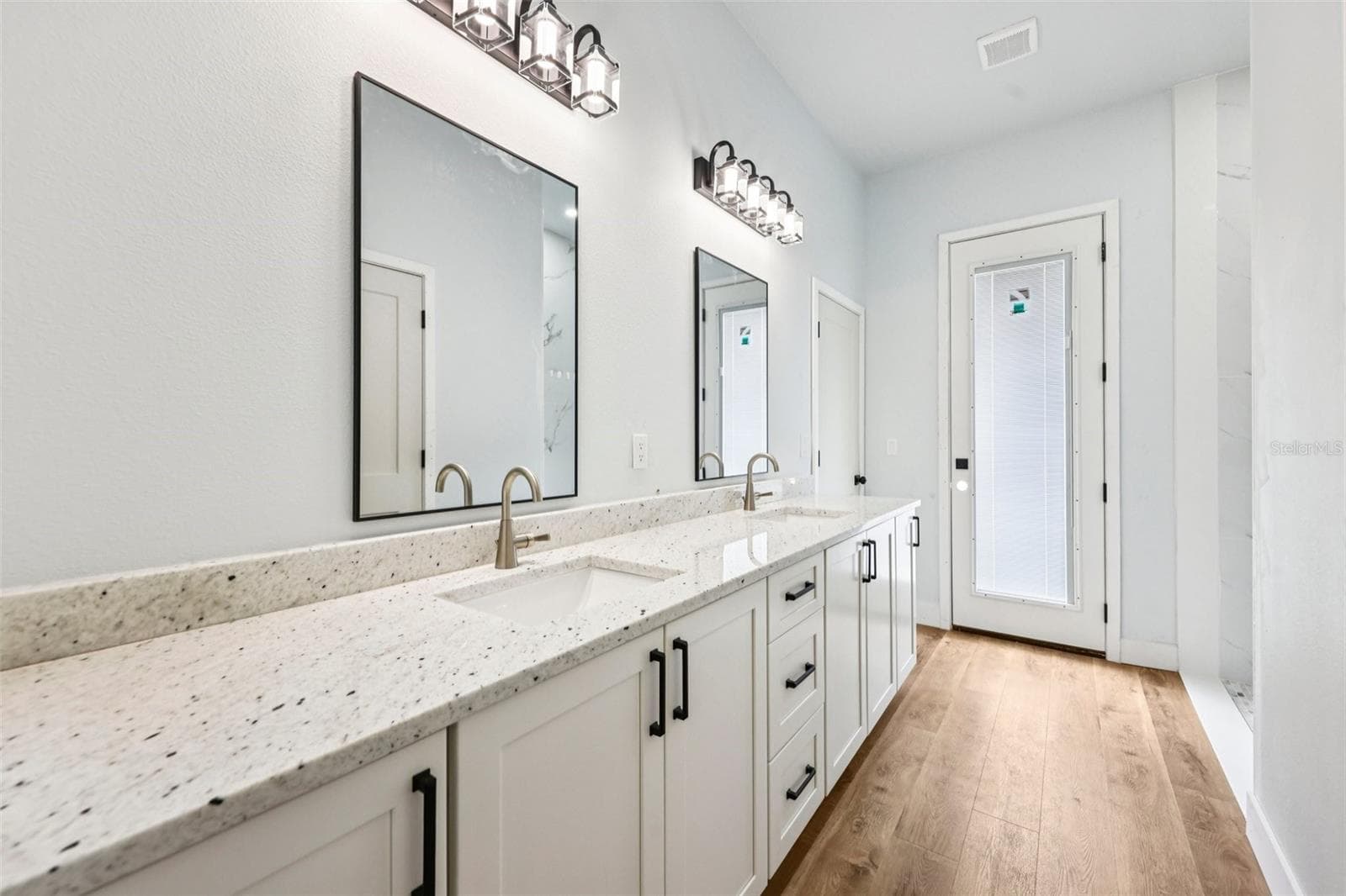 Center Pool bath - 1623 MAGNOLIA AVE, DELAND