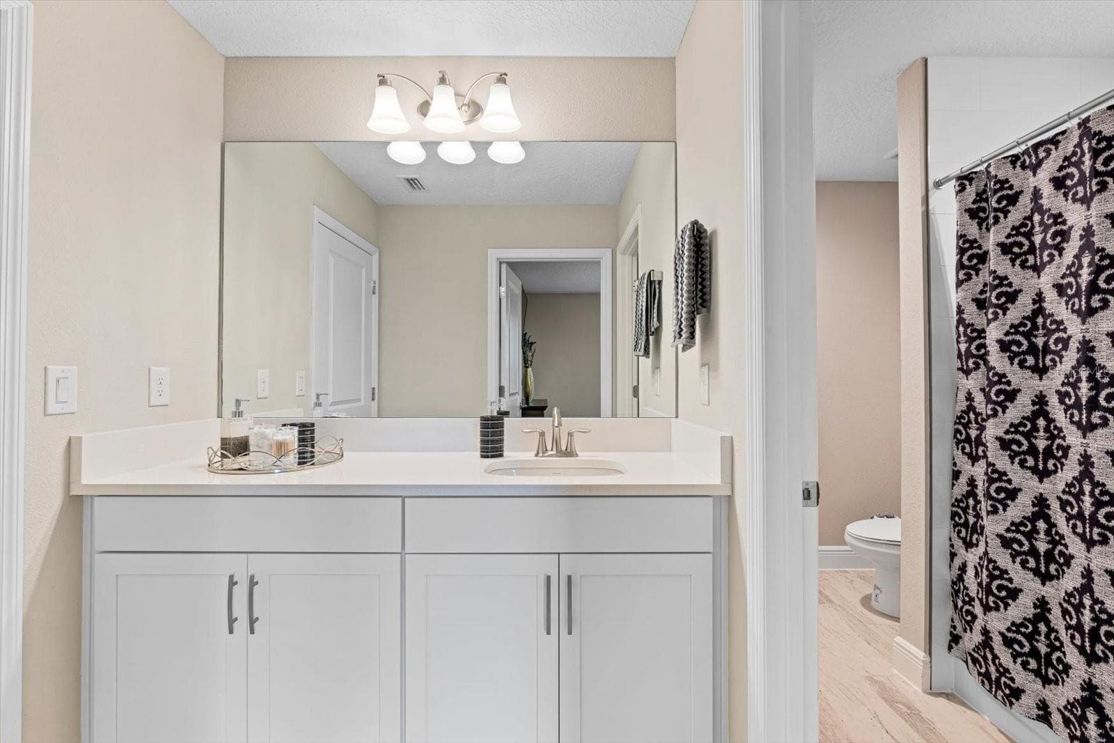 Jack & Jill Bath Updstairs between Beds 4 & 5 - 12854 BOGGY CREEK DR, RIVERVIEW