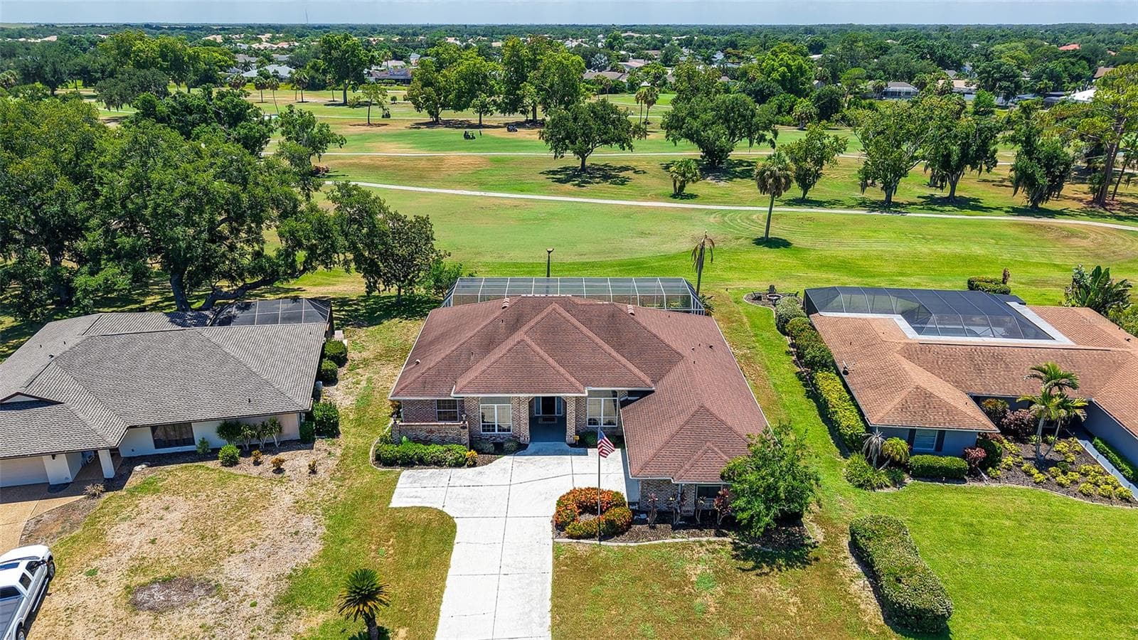 Privacy on a quiet street. Side entry 2.5 garage w/ add'l golf cart entry door - 4360 BRANDYWINE DR, SARASOTA