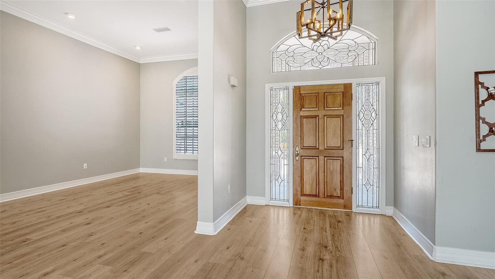 Entry foyer with wood front door - 4360 BRANDYWINE DR, SARASOTA