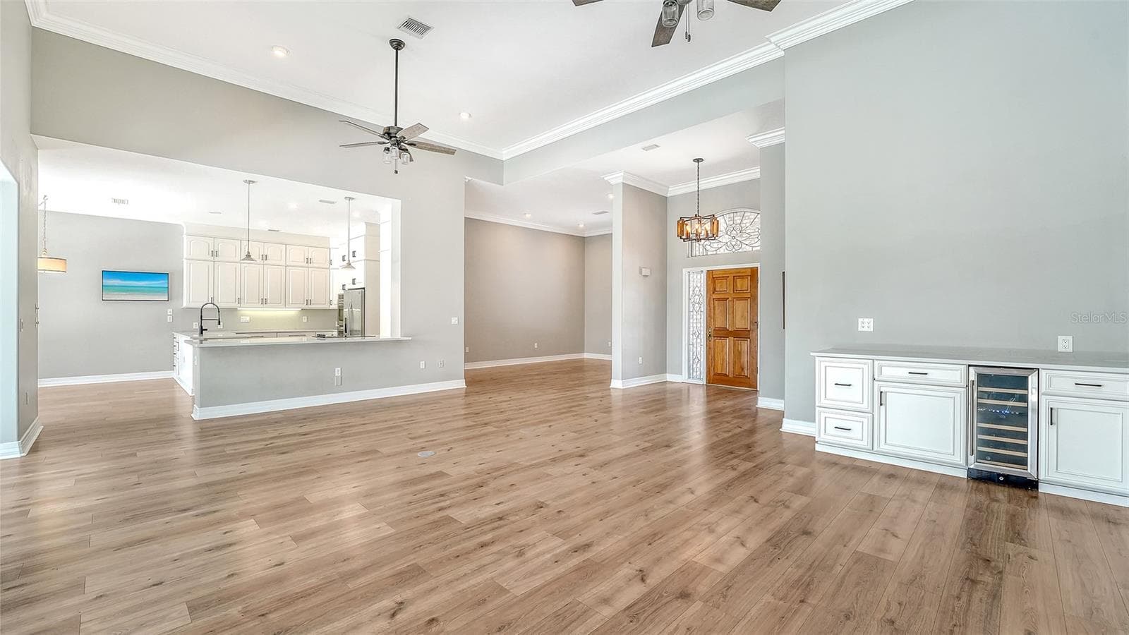 Great room with dry bar for entertaining - 4360 BRANDYWINE DR, SARASOTA