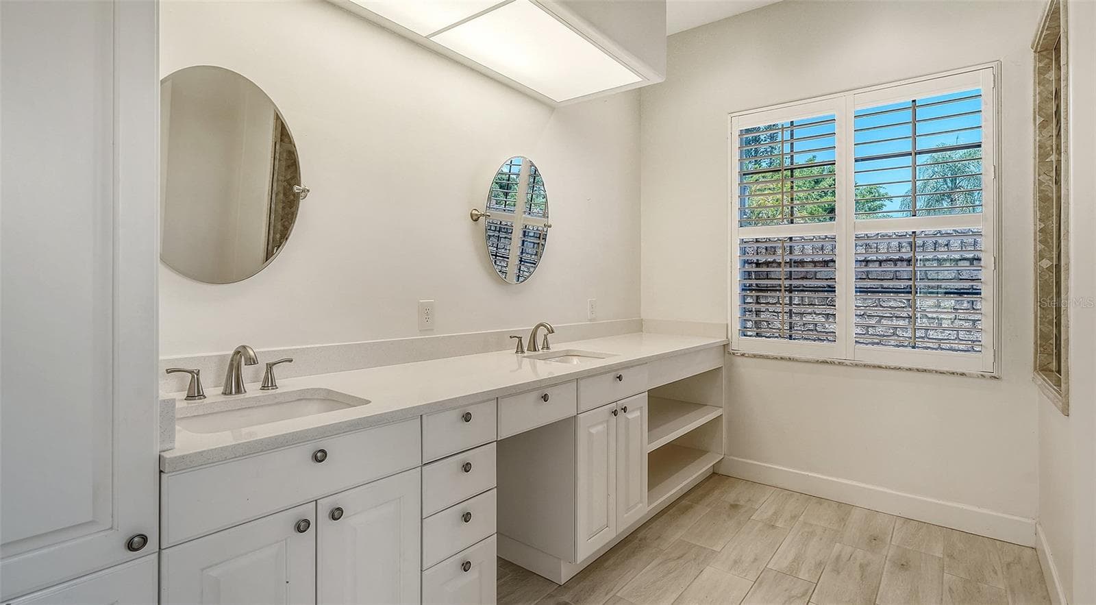 Brick privacy wall for added seclusion - 4360 BRANDYWINE DR, SARASOTA