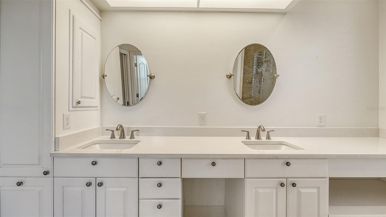 Tastefully updated primary bath w/dual sinks - 4360 BRANDYWINE DR, SARASOTA