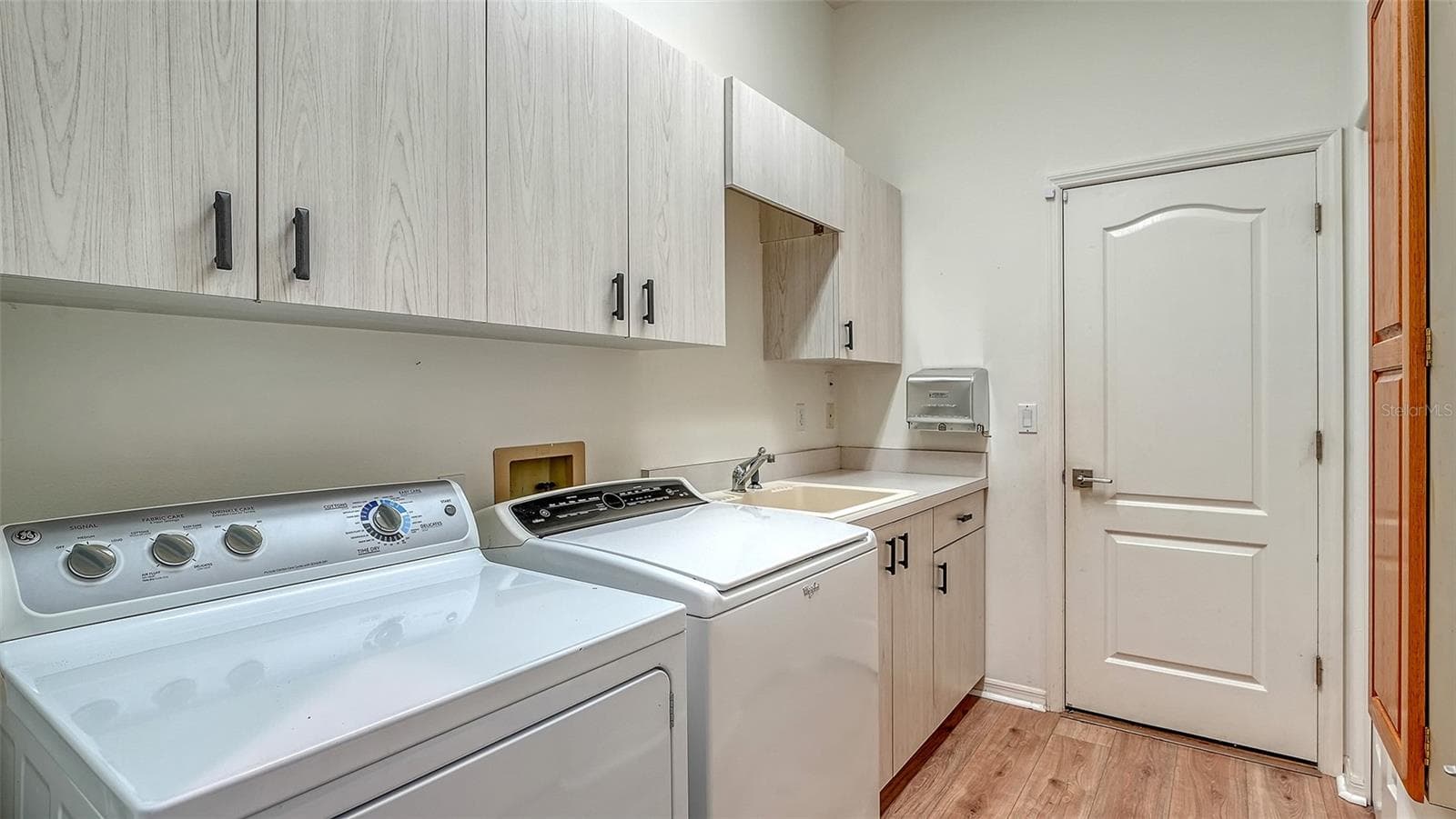 Laundry center w/built-in ironing board & closets - 4360 BRANDYWINE DR, SARASOTA