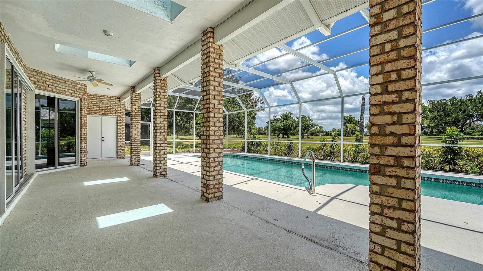 Expansive screened lanai w/oversized pool - 4360 BRANDYWINE DR, SARASOTA