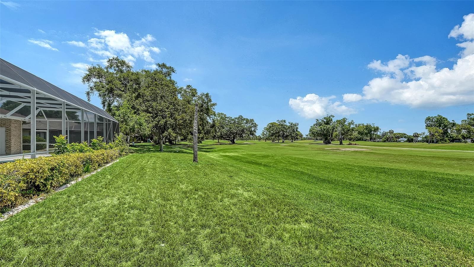 Spacious rear yard w/ no obstructions - 4360 BRANDYWINE DR, SARASOTA