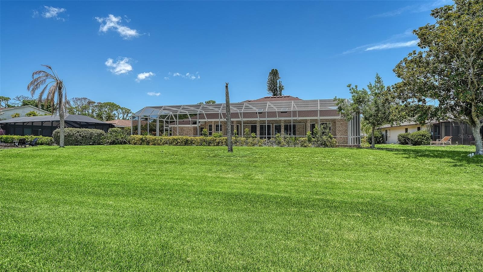 Privacy and mature landscaping - 4360 BRANDYWINE DR, SARASOTA