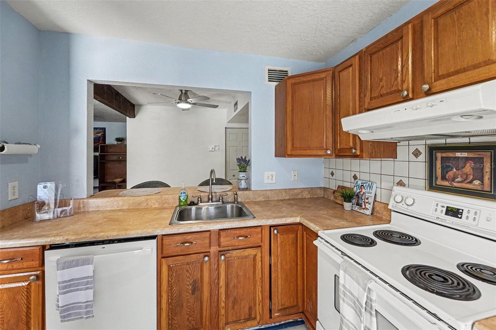 Townhouse at 2095 SUNSET POINT RD #1904, CLEARWATER, photo 9 of 15
